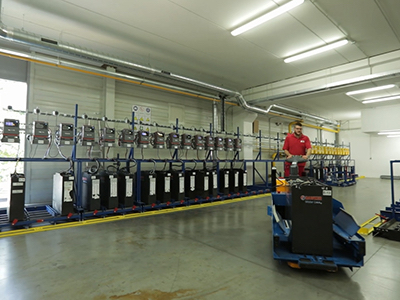 Foto Las avanzadas tecnologías de baterías y carga de EnerSys® aumentan significativamente la productividad de los almacenes de dm-drogerie markt.